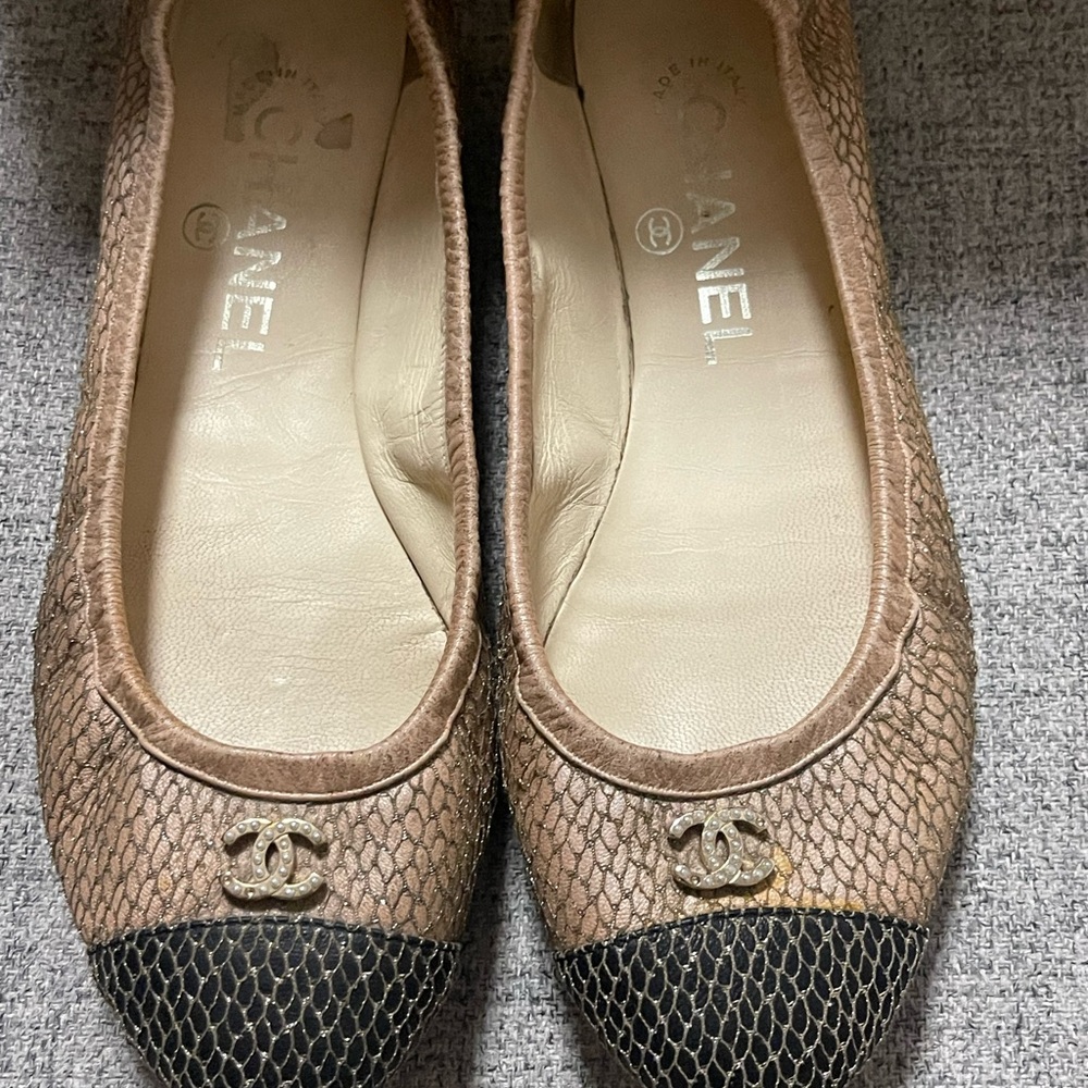CHANEL Women's Brown and Black Textured Loafers - Picture 6 of 11